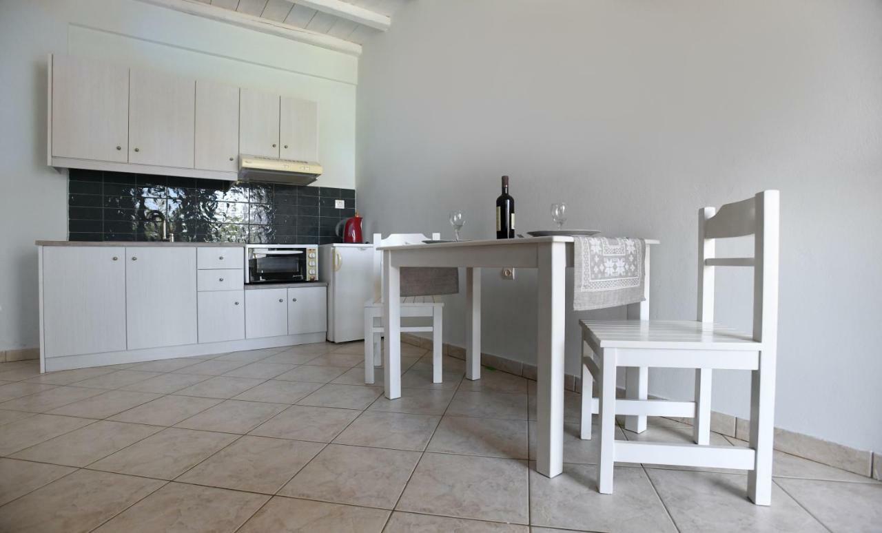 Nostos Beachfront Apartments & Studios Агиос Йоанис Екстериор снимка